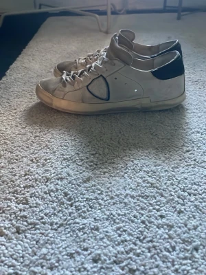 Vita Sneakers Philippe Model - Tjena säljer ett par väldigt snygga Philippe Model i storlek 40. De är vita och passar till väldigt mycket. Nypris på dessa skor är runt 4000kr men mitt pris är bara 699kr. Hör av dig vid funderingar 🙌