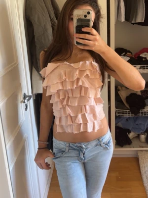 Sommar topp - Rosa sommar topp som är väldigt söt passar med ljusa jeans bösy xs/s den skulle kunna passa m oxksp eftersom den är väldigt stretchig pris kan förhandlas