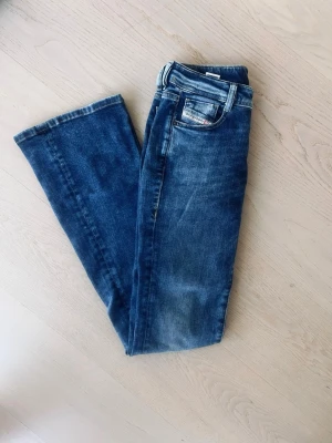 Snygga bootcut jeans från Diesel - Säljer snygga bootcut jeans från Diesel. Passar mig som brukar ha 34 eller 36 i jeans💖