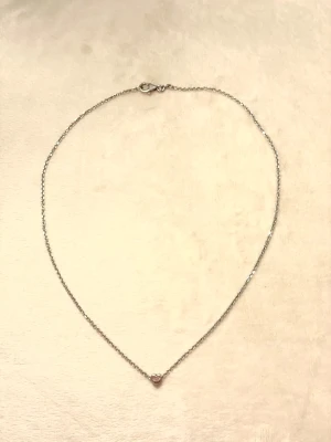 Halsband med hjärta - Ett tunt och stilrent halsband i 925 sterlingsilver med ett litet hjärta i mitten 🤍 Kedjan är finlänkad och smidig, själva hjärtat är stämplat ”925” samt kedjan vid låset❣️Billigare vid snabb affär - skicka ett prisförslag! 