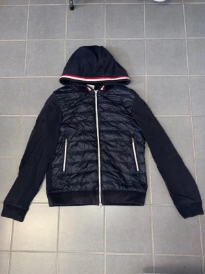Moncler cardigan - Tja! Säljer en unik moncler cardigan i storlek S/M, perfekt för våren. Jackan är i bra skick och har inte använts på ett år. Säljer eftersom den är för liten. Hör gärna av dig vid frågor, svarar snabbt! ✌️😁