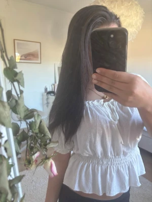 Vit offshoulder blus med volang - Söt vid blus till sommaren 