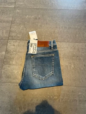 Tiger og Sweden jeans nya - Helt nya jeans ifrån tiger of Sweden. Lapprna är kvar på jeansen och dom är i storlek w29 l32. Kvitto kan visas privat