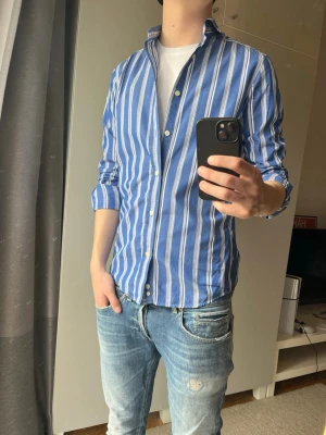 Morris skjorta - Hej! Säljer denna snygga skjorta från Morris! Mycket gott skick, kontakta mig vid linsta fråga! //Nils- liten fläck, men inget man ser! Xs, men passar S