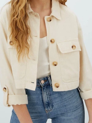 Beige jeansjacka från Stradivarius - Snygg beige jeansjacka från Stradivarius med stora knappar och en bröstficka. Jackan är croppad och har uppvikta ärmar för en avslappnad look. Perfekt att slänga över en topp för en trendig stil.