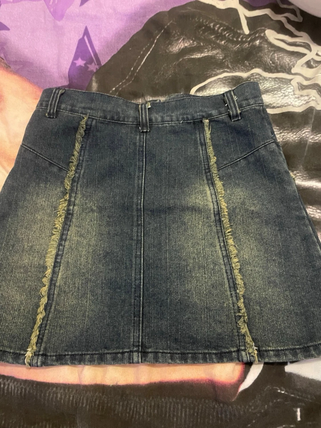 Mörkblå jeanskjol med fransdetaljer - 1