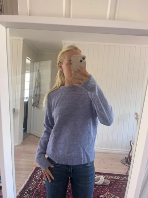 Blå stickad tröja - Använd en eller två gånger. Från Selected Femme. Bra kvalitet!!! Nästan lite lila i färgen.
