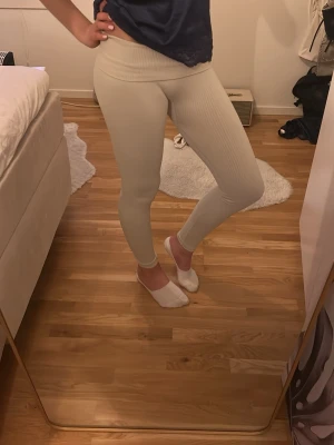 Beigea träningsbyxor - Säljer beigea träningsbyxor med ”randigt” mönster (se bild 2) storlek m men är tajta och passar mig som har S i vanliga fall 💞