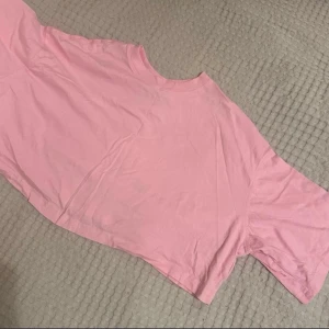 T shirt - Ganska kort boxig modell i storlek M. Köpt på H&M, aldrig använts. 🌸