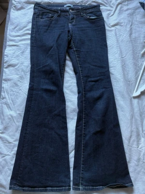 Gina Low waist jeans - så fina jeans från Gina, säljer för dom inte passar längre 🩷🩷 dom har lite slitningar längst ner på baksidan!