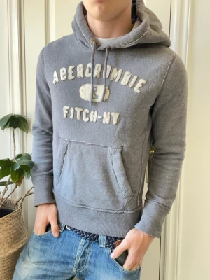 Abercrombie and fitch hoodie  - Abercrombie and fitch hoodie - mjuka färger - skön till sommaren. Inga defekter! Modellen i bilderna är 180 cm 75 kg och bär Storlek S , Kom med frågor! 🌟 (Kan gå ned i pris vid köp av paket 😉) 