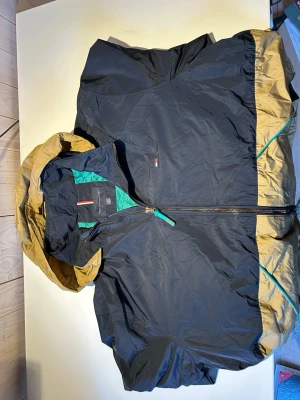 Tommy Hilfiger jacka - Fin jacka knappt använd och däremot xxl men är väldigt fin och passar till många stil