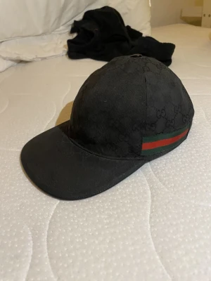 Gucci keps svart S - Storlek S perfekt skick gamla modellen perfekt passform skriv för fler frågor