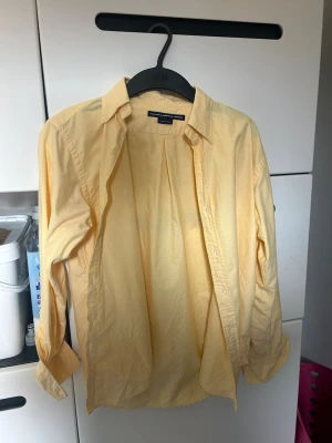 Gul skjorta från Ralph Lauren - Klassisk gul skjorta från Ralph Lauren med button-down krage och broderad logga på bröstet. Skjortan har långa ärmar och knappar framtill. Perfekt nu när det börjar bli varmare väder ute! Inte användt den en ända gång då den var lite för lång för mig passar perfekt för dig som är 170-180