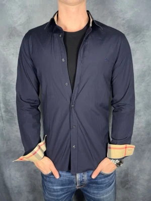 Burberry skjorta - Storlek: M || Skick: Mycket bra|| Nypris: Ca 5000kr || Följ för liknande produkter 🌊🍾