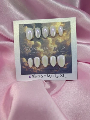 SoftGlaze (XS);Short Almond - Handgjorda press-on naglar i pärlvit färg med glansig rosa finish. Naglarna har en kort almond form och kommer i XS: 14 mm, 11 mm, 11,5 mm, 10 mm, 8 mm . Perfekta för dig som vill ha en clean och elegant look.