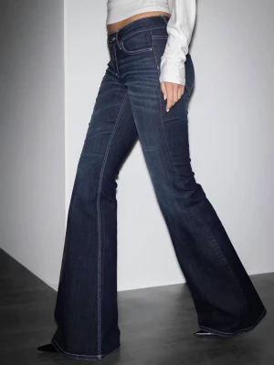 Mörkblå flare jeans med låg midja - Säljer ett par mörkblåa flare jeans med låg midja och vita kontrastsömmar. Jeansen är i mycket bra skick och knappt använda💓