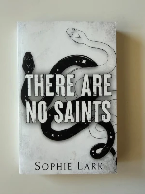 There Are No Saints av Sophie Lark - Finns lite lim kvar från prislappen och en liten vikning på botten av boken men annars i jätte bra skick