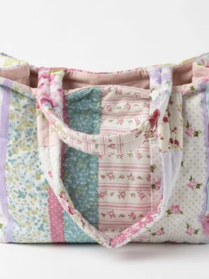 Quiltad Tote Bag i Positano-stil 🌸 - Låt dig inspireras av den italienska rivieran med denna unika quiltade tote bag. Designen är en hyllning till den färgstarka och mönstermixade stil som gjort väskor från Positano världskända för sin unika och lyxiga känsla.