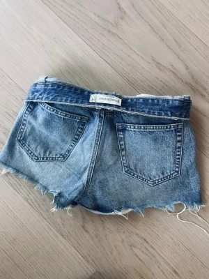 Snygga jeansshorts med slitningar - Säljer de finaste jeansshortsen från Stradivarius💖💖☀️