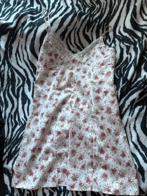 Somrig söt klänning 💗 - Super söt sommar klänning, säljer då den har inte använts på ett tag och inte riktigt min stil. Storleken är S men passar även M skulle jag säga! Jätte fina spets detaljer , skriv privat för mer info ❣️