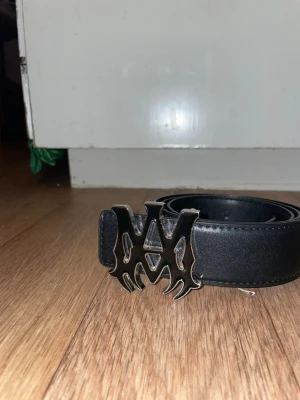Amiri bälte - Säljer ett svart amiri bälte som inte har använts och som är 44/100
