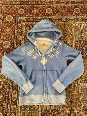 Holliste - Hoodie - Tja! Säljer en riktigt fett Hollister tröja. Den är i sjukt bra skick med bara några små fläckar, som inte märks överhuvudtaget. Storlek: M Vid frågor är det bara att höra av sig!