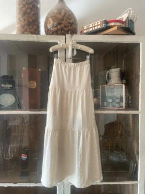Vit sommrig lång kjol🤍 - En vit långkjol perfekt när det är wn lite kyligare sommar kväll🤍🤍