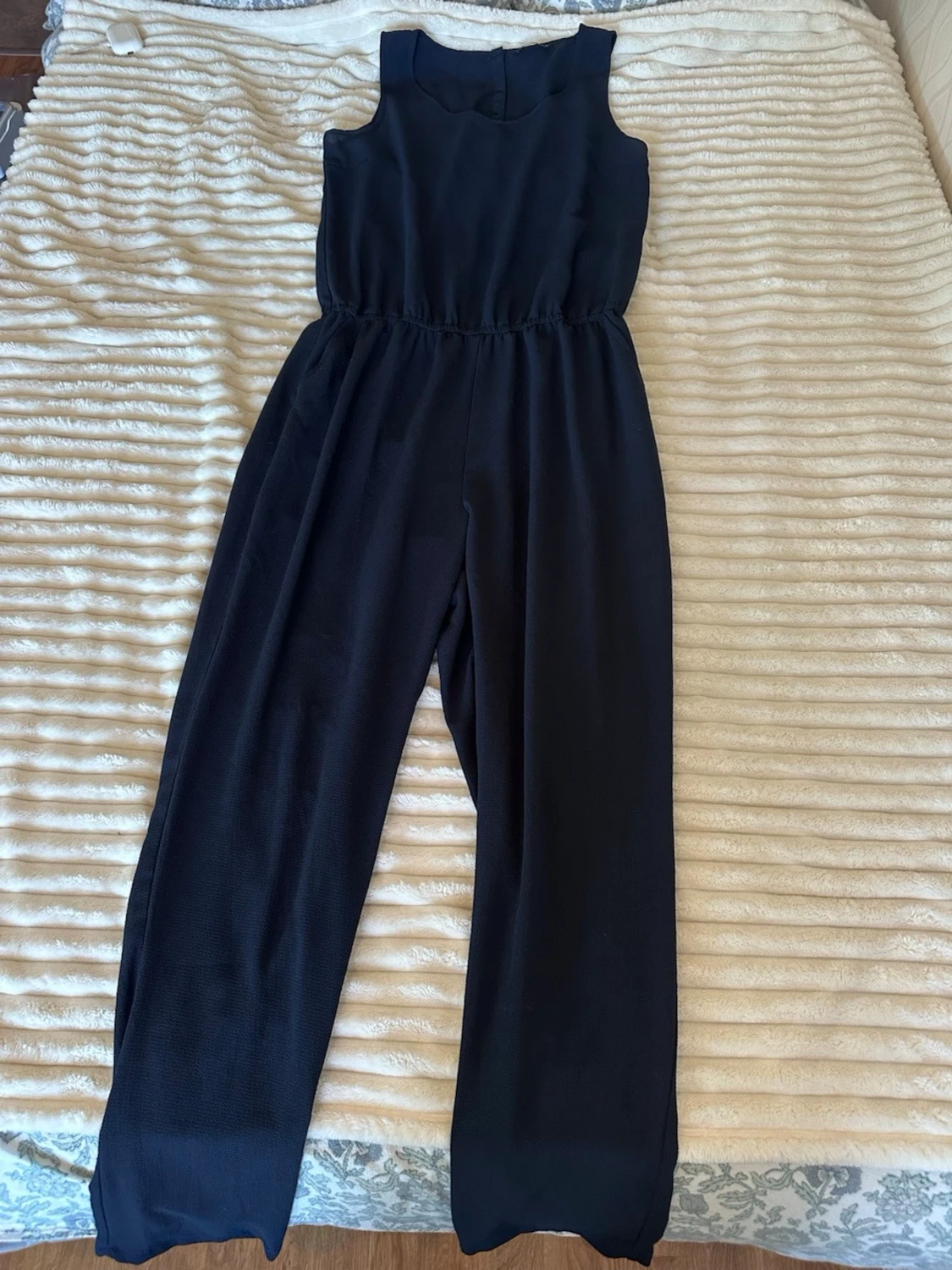 Svart ärmlös jumpsuit med knappar