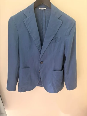 Linne kavaj - Säljer min linne kavaj från Manuel Ritz, kavajen har handsydda knapphål på ärmsluten samt flera handsydda detaljer på kavajen| Gjord i Italien 🇮🇹| nypris på kavajen är ca 3500kr