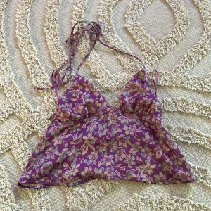 Lila blommig topp - Använd endast 1 gång. I storlek s💕