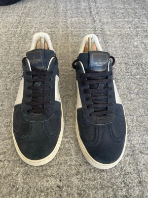 Valentino Flycrew - Valentino Flycrew i jätte fint skick. Ingen defekt alls, alla spikar kvar. Ny pris 6000-7000. Storlek 41,5, men passar 42-42,5. Dustbag tillkommer. Givetvis autentiska. Hör av er om ni har några frågor! MVH Snusmumriken