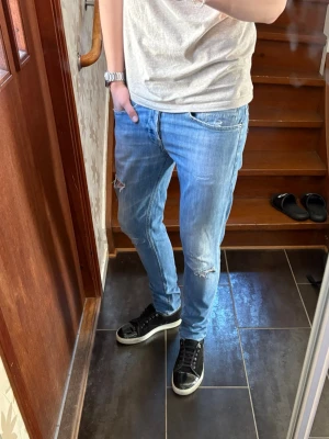 Dondup George  - Säljer ett par ljusblå dondup George jeans med slitningar på båda benen och har en snygg fade. Modellen på bilden är 187cm lång och väger 70kg och bär storleken 34. Skulle säga att dem är lite för små för mig och dem skulle passa bättre på någon mellan 180-185. Skick är 9/10. Tveka inte på att skriva vid minsta lilla fundering. Pris kan gå ner vid snabb affär⚜️🙌🔥