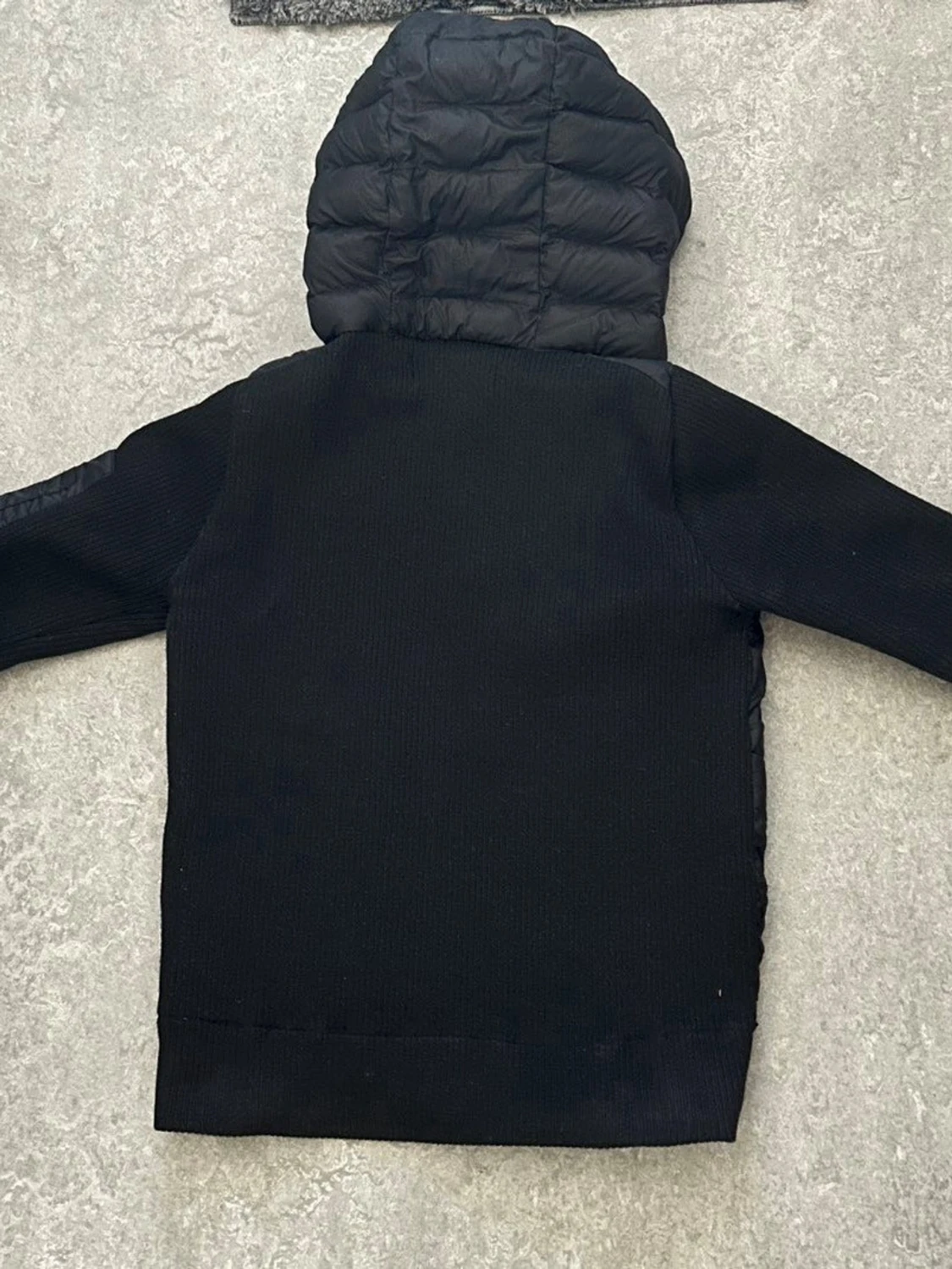 Svart dunjacka med huva från Moncler - 1