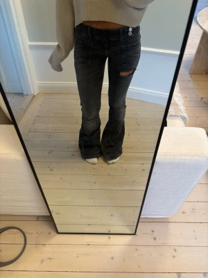 Lowwaist bootcut jeans - Lågmidjade bootcut jeans från Gina tricot. Väldigt snygga! Storlek: S 14+