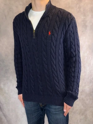 Marinblå Ralph Lauren Half zip - Stl M - Riktigt fet Kabelstickad Ralph Lauren Half Zip! | Mycket bra skick: 9/10, utan defekter | Stl M | Modellen är 177cm lång och väger ca 74kg, passar längre bättre ca 178-188cm | Hör av dig vid frågor // Galgen 🫡