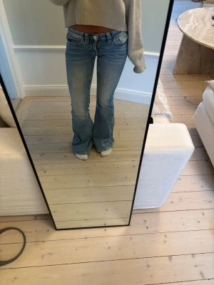 Lowwaist bootcut jeans - Lågmidjade bootcut jeans från Gina tricot. Nyskick, inga defekter. Storlek: xs 14+