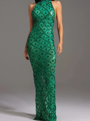 Grön långklänning med paljetter - Säljer en grön långklänning med halterneck och glittriga paljettdetaljer i geometriskt mönster. Klänningen är figurnära och har en elegant, festlig look som verkligen sticker ut. Pris går att diskutera vid snabb affär!