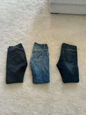 Tre par jeans i olika tvättar - Säljer tre par jeans. 2x dondup MODELL: George Storlek: 33 och 1x Replay MODELL: Anbass Storlek: 30/32 SÅLDA|| riktigt schysta jeans allihopa och om ni vill ha separata bilder kontakta mig eller gå in på profilen. Det går ty köpa alla tre på en gång för endast 999. Annars gäller styckpris: 649kr för dondup och 349 för replay! || fraktas inom ett dygn och vid frågor kontakta mig! Tack i förhand! 