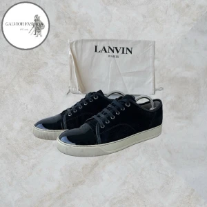 Svarta Lanvin skor med glans storlek 7 - Lanvin skor med glans i strl 7 (motsvarar ca 41–42). Skick 8.5/10 - lite gul sula i övrigt inga andra (större) defekter, minimalt och varsamt använda. Skorna samt en dustbag ingår i köpte. Hör av dig för mått & fler bilder!                                                                            ~ Nypris cirka 4 000–6 000 kr | Mitt pris 2 499 kr. Alla följare får rabatt – följ!