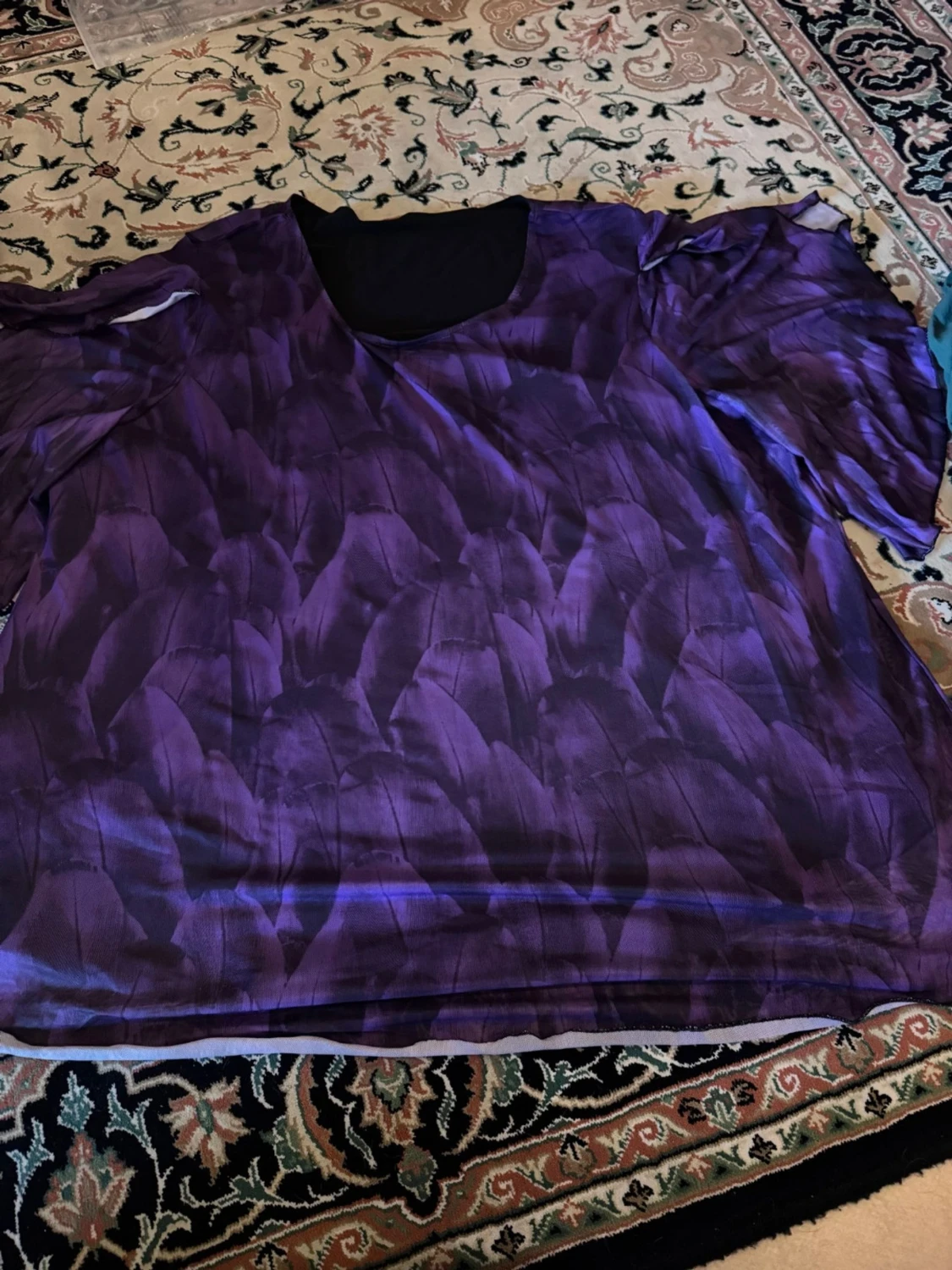 Lila blus med fjädermönster - 1