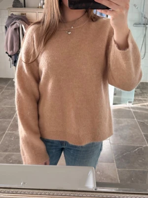 Beige stickad mohairtröja - Mysig beige stickad tröja från Gina som är använd max 4 ggr, köptes ny i butik för 749kr💗💗