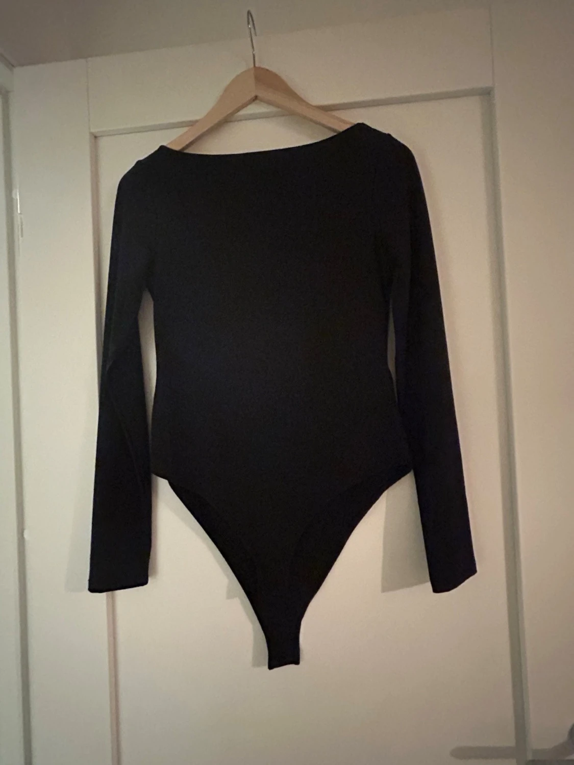 Svart långärmad body