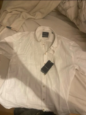 Vit linneskjorta från Lindbergh - Klassisk vit skjorta från Lindbergh.   Aldrig använd. Ny pris är 900kr