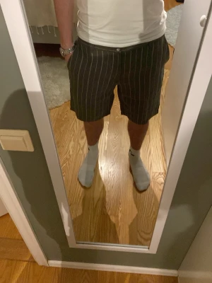 Linneshorts - Säljer ett par helt nya linneskjorts.  Klassisk passform med bälteshällor, knapp och dragkedja fram samt två bakfickor med knappar. Perfekta för en stilren och avslappnad look.