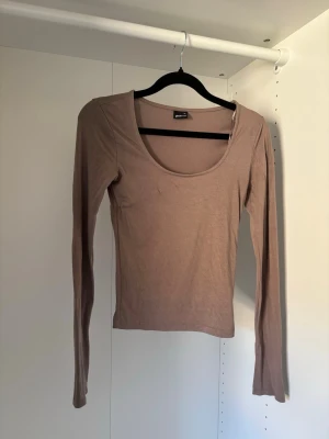 Brunbeige långärmad från Gina  - Långärmad tröja med slits i ärmarna, andvänd fåral tillfällen.