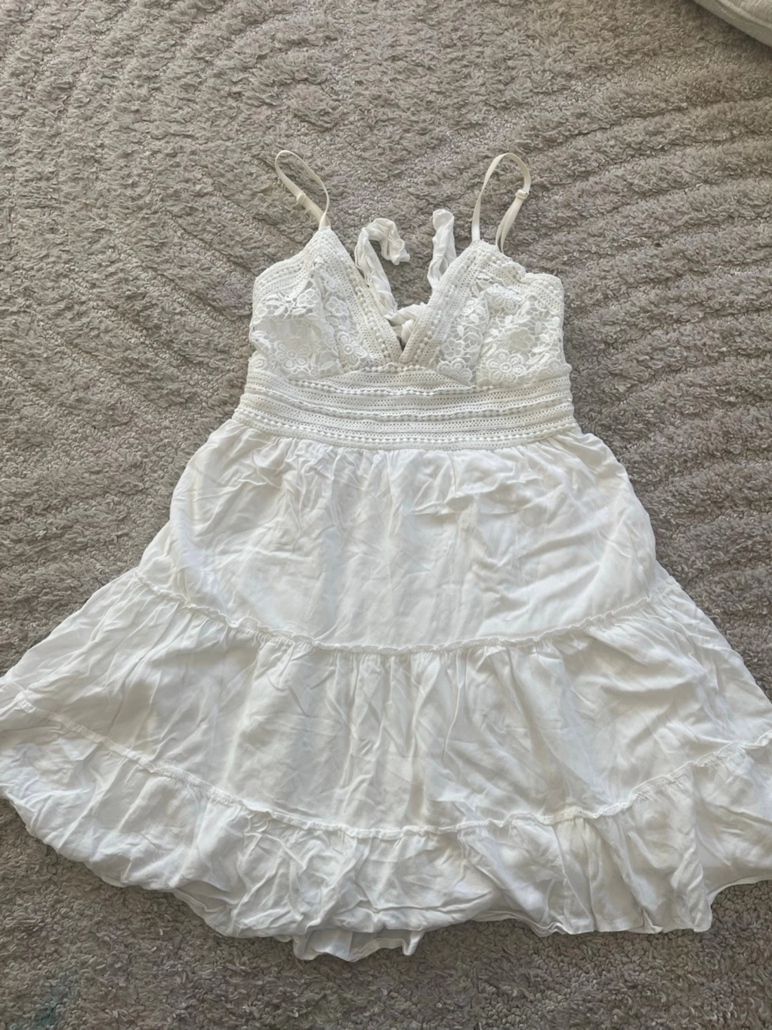 Vit omlottklänning med spetsdetaljer miniklänning 