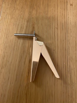 Rosa tippklippare i metall - En stilren nagelklippare i roséguld med silverfärgad skruvdel. Perfekt för att kapa nageltippar. Tillverkad i metall med elegant och modern design.