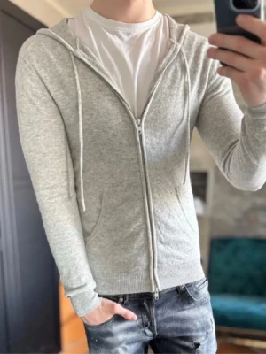 John Henric Kashmir Zip - John Henric Kashmir Hoodie i Mycket bra skick, en liten skada på armen bara men annars toppskick, inte ens nopprig! Nypris ligger på 3000 kr, Passar fint på dig som är 170 - 185 cm ungefär storlek S, modellen är 185 cm, 75 kg. Väldigt eftertraktad nu inför sommaren, hör av dig vid minsta lilla fundering / AC Fashion 🤝