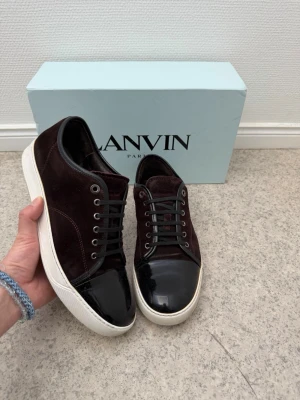 Lanvin  - Säljer ett par vinröda lanvin dbb1 patent cap toe | storlek 9 eu 43 passar större | väldigt bra skick finns en väldigt liten defekt på sista bilden syns knappt | pris går att diskutera vid snabb och enkel affär | bara skor ingår vid köp | obs sulkräm har använts |